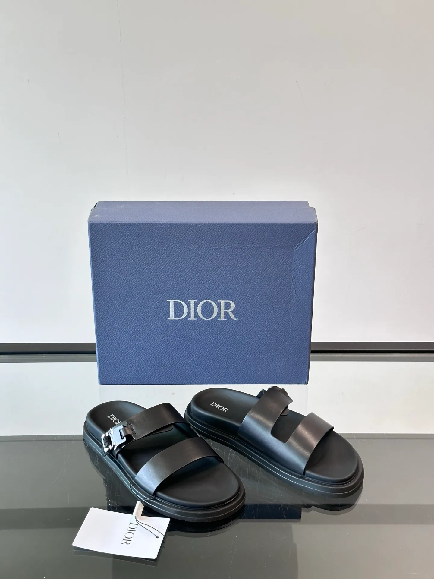 Factory price: 300💰Dior Aqua men's sandals and slippers. Showcasing Dior haute couture design. The Dior gray suede strap is accented with an aluminum Dior buckle for added style. Paired with a comfortable tonal notch sole, they pair easily with shorts or jeans for a sophisticated look. Main body: suede cow leather, technical fabric lining: cow leather, with adjustable straps, aluminum Dior buckle, Dior gray EVA insole, tonal notch rubber outsole splicing structure👌👌 size: 38-44 (45.46 customized)